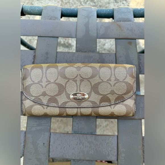 SOLD-Peyton Coach East/West Khaki Brown
Pink Crossbody with matching Wallet. - Picture 6 of 11